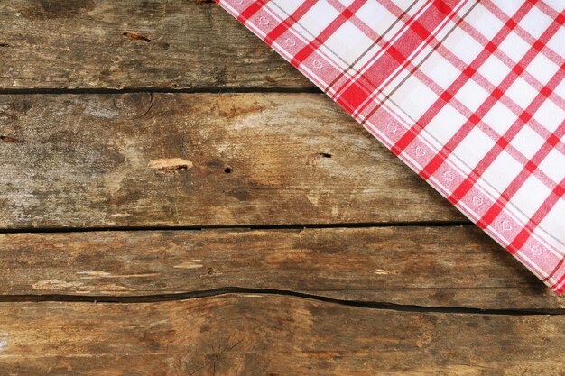 Servilleta a cuadros sobre fondo de mesa de madera