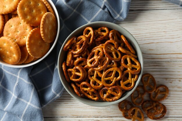 Servilleta y cuencos con galletas saladas