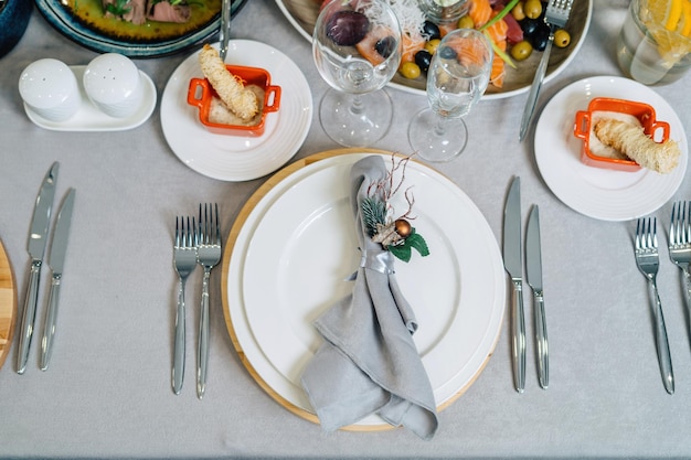 Servilleta doblada decorativa en la mesa navideña Mesa bien puesta