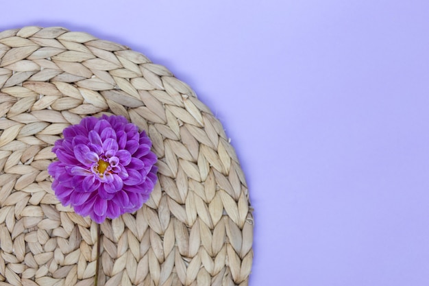 Servilleta hecha a mano con flor morada de dalia y jacinto de agua