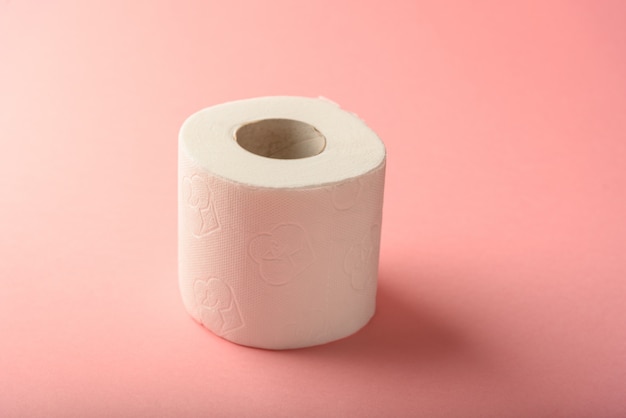 Una servilleta o rollo de papel higiénico sobre un fondo amarillo con una copia del espacio para limpiar.