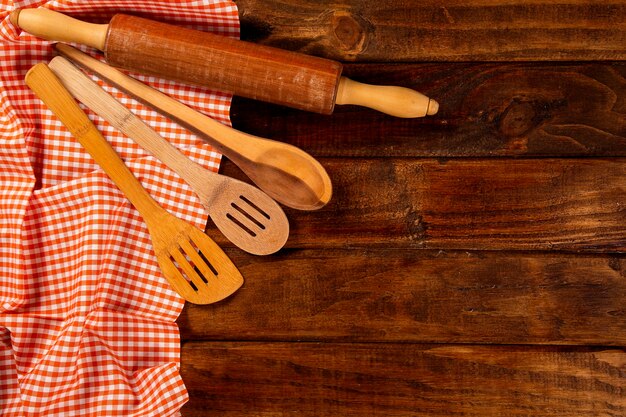 servilleta roja con cuchara sobre la mesa