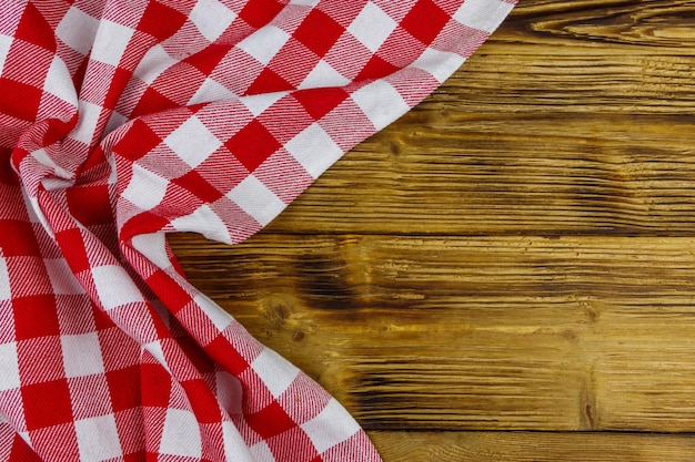 Servilleta roja doblada a cuadros en la mesa de la cocina de madera rústica Espacio de copia de la vista superior