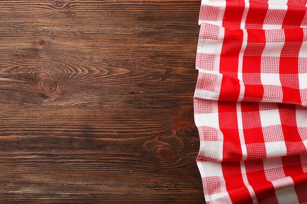 Una servilleta sobre un fondo de madera