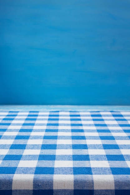 Servilleta de tela en la mesa rústica azul en el frente, fondo de tablero de tablones de madera