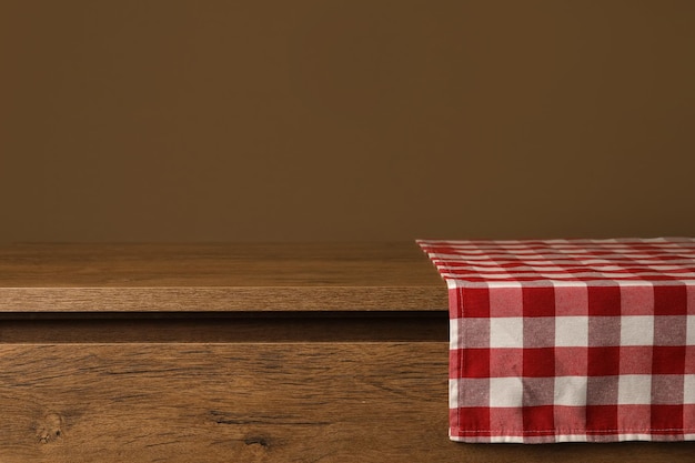 Servilleta textil a cuadros rojos sobre mesa de madera Espacio para texto