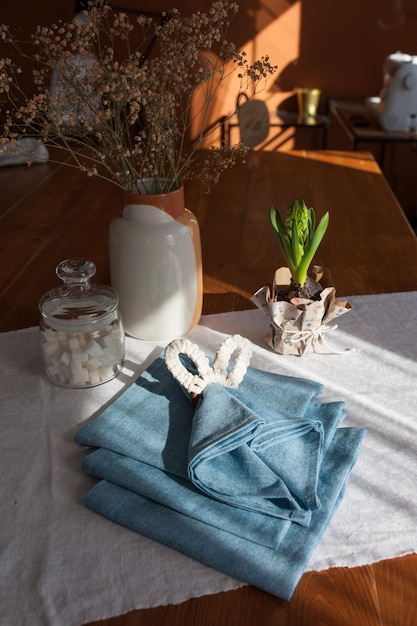 Foto servilletas de lino festivas de primavera y linda decoración de conejito en mantel de lino tiempo de pascua hogar acogedor