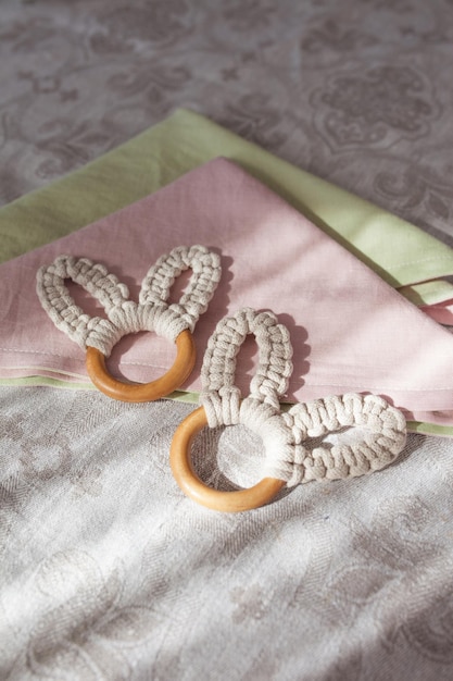 Servilletas de lino festivas de primavera y linda decoración de conejito en mantel de lino Tiempo de Pascua Hogar acogedor