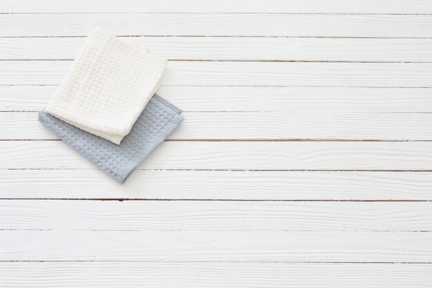 Servilletas de tela sobre mesa de madera blanca