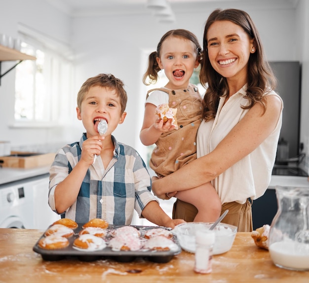 Servimos a nuestros huéspedes delicias caseras. Foto de una mujer horneando con sus dos hijos en casa.