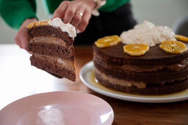 Servindo bolo de chocolate laranja em um prato