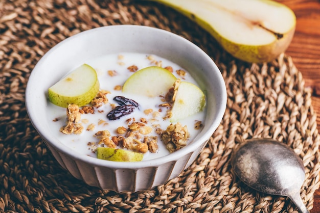 Servindo de Granola com Pera e Passas