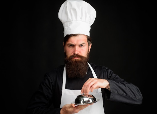 Servindo e apresentação culinária profissão e conceito de pessoas chef masculino cozinheiro segura cloche cozinheiro