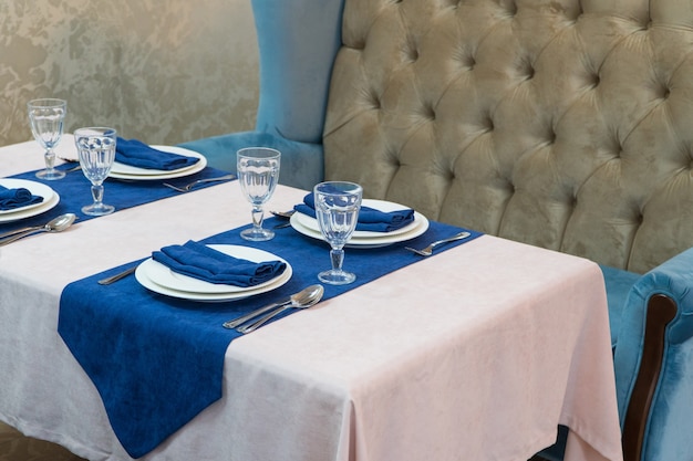Servindo mesa de banquete em restaurante luxuoso em tons de azul e claro