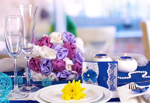Servindo mesa de casamento fabulosa nas cores roxa e azul do plano de fundo do restaurante