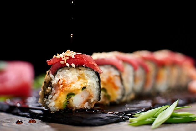 Servindo rolos de sushi e outras comidas tradicionais japonesas e asiáticas em uma mesa
