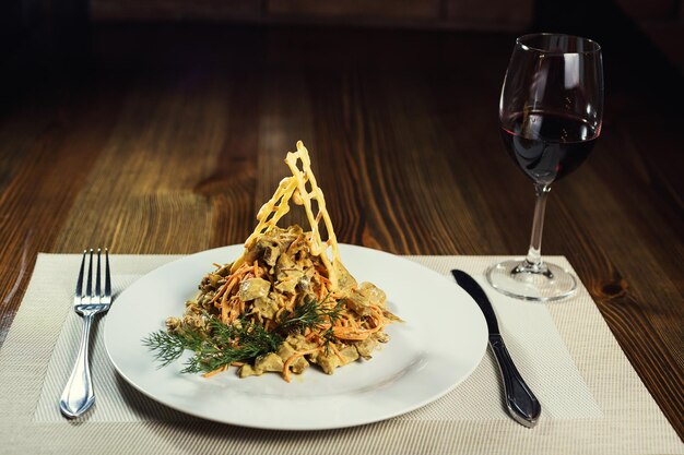 Servindo salada com cogumelos de frango e cenoura em um restaurante