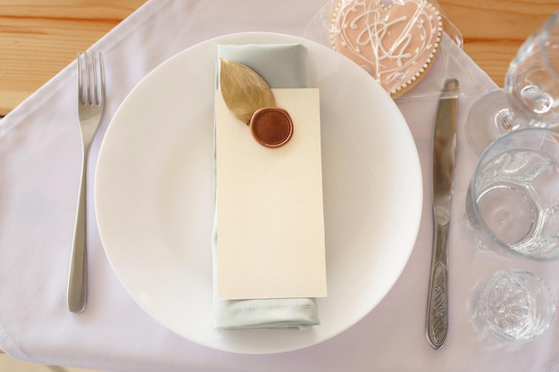 Servindo uma mesa de casamento de banquete e um cartão de visita