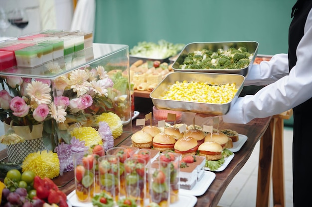Servir un buffet variado en un evento de catering