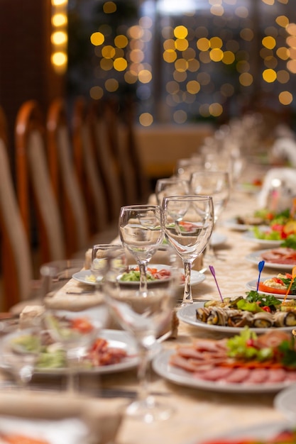 Foto serviu mesa festiva com lanches copos copos talheres e guardanapos para um banquete