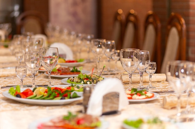 Foto serviu mesa festiva com lanches copos copos talheres e guardanapos para um banquete