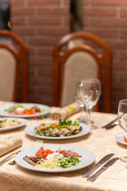 Serviu mesa festiva com lanches copos copos talheres e guardanapos para um banquete