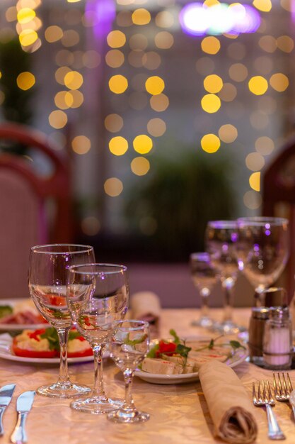 Foto serviu mesa festiva com lanches copos copos talheres e guardanapos para um banquete