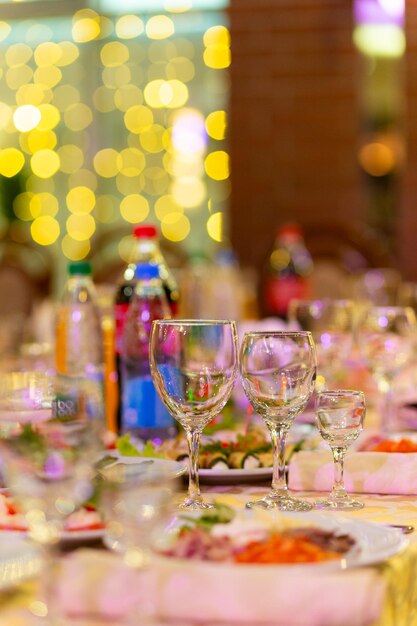 Foto serviu mesa festiva com lanches copos copos talheres e guardanapos para um banquete