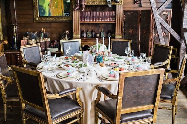 Serviu mesa redonda, jantar em um restaurante de luxo