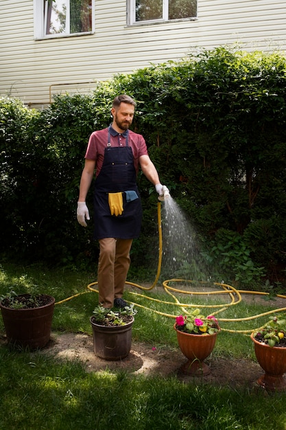 Foto servo de homem cuidando do jardim