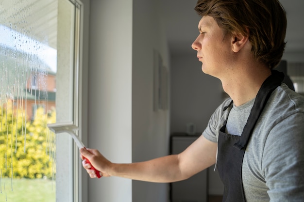 Foto servo homem limpando a casa