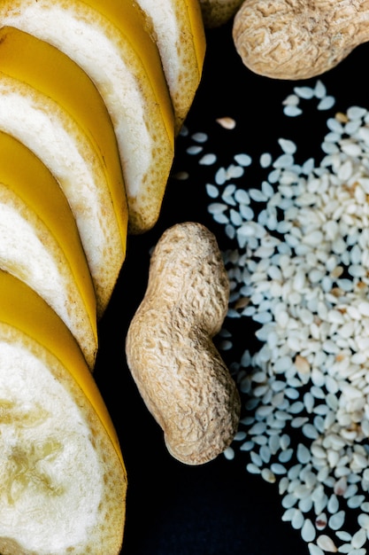 Sesam, Erdnüsse, Schnitt Banane liegen auf dem Tisch