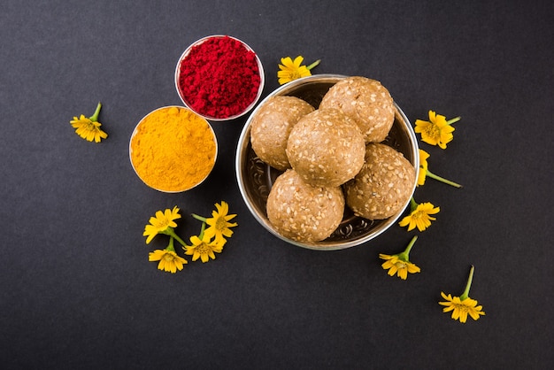 Sesam oder Tilgul Laddu mit Haldi Kumkum mit Blumen für das Makar Sankranti Festival, selektiver Fokus