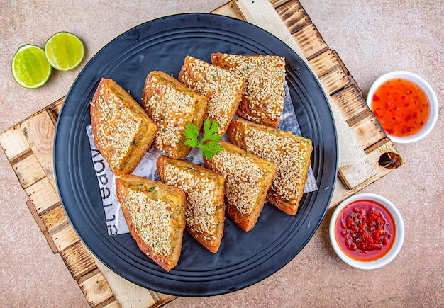 Sesam-Toast mit Garnelen an Bord mit Sauce