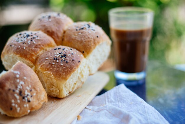 Sesambrot mit Kakaogetränk zum Frühstück