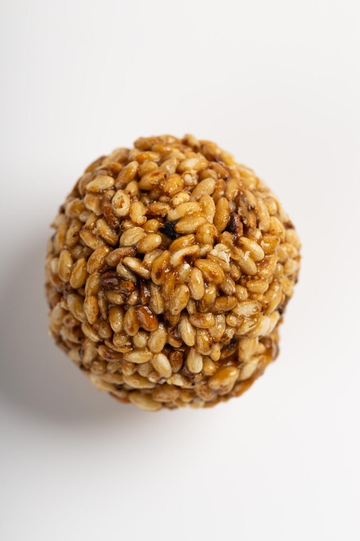 Foto sesame ladoo ou ellu unda ou til ladoo, um doce indiano tradicional feito de sementes de gergelim e imagem isolada de jaggery com fundo branco