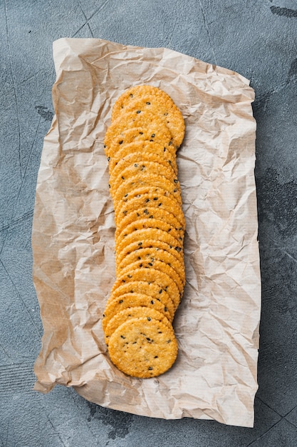 Sesamplätzchen eingestellt, auf grauem Hintergrund, flach gelegt