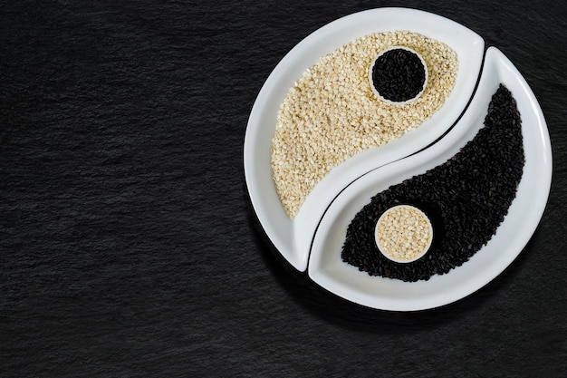 Sesamsamen in Form von Yin-Yang-Symbol