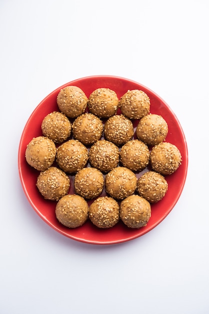 Sesamsamen-Jaggery-Ball oder til ke laddo und tilgul oder til gul laddu serviert in einer Schüssel für das Makar Sankranti Festival in Indien