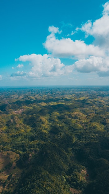 Una sesión de drones con montañas.