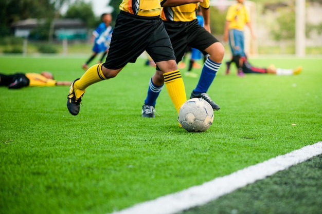 Sesión de entrenamiento de fútbol para niños Entrenamiento de fútbol en el campo Estadio de fútbol en el fondo