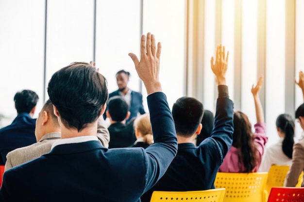 Una sesión de estrategia en la sala de juntas se desarrolla con empresarios en una reunión y seminario Las manos levantadas significan preguntas que destacan la colaboración entre colegas y empleados