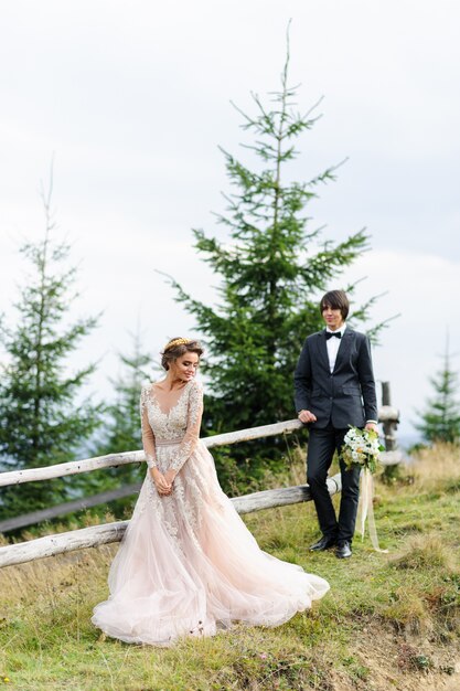 Sesión fotográfica de boda para dos en las montañas.