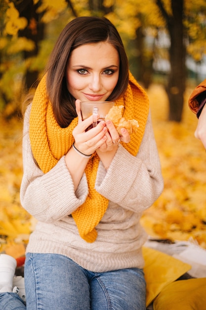 Foto sesión fotográfica de otoño en el parque. mujer feliz