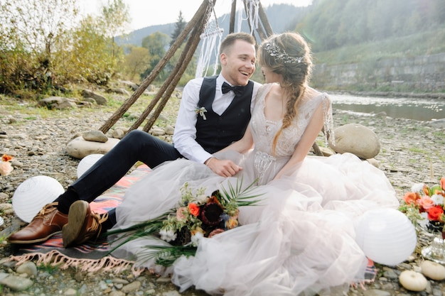 Sesión fotográfica de una pareja enamorada. Ceremonia de boda al estilo boho