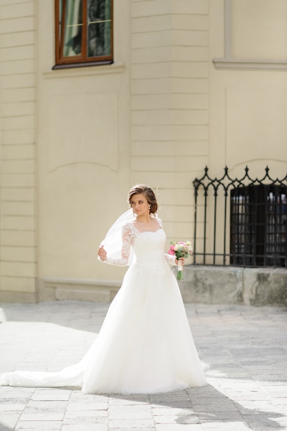 Sesión de fotos de boda de una joven pareja hermosa en la ciudad vieja.