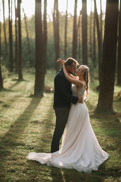 sesión de fotos de boda de una pareja joven