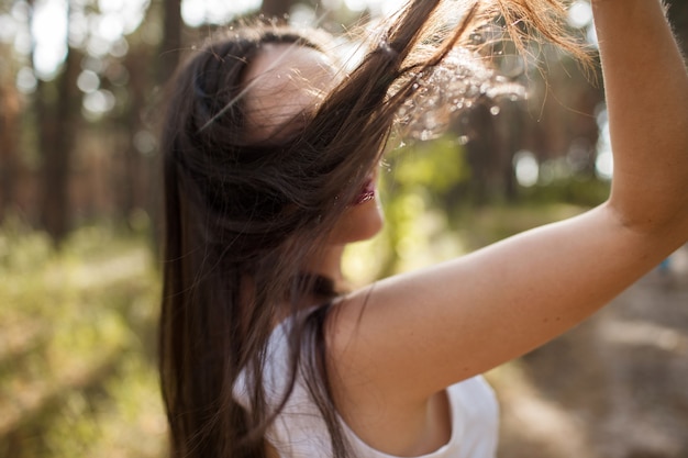 sesión de fotos en el bosque. unidad con la naturaleza. mujer joven al aire libre