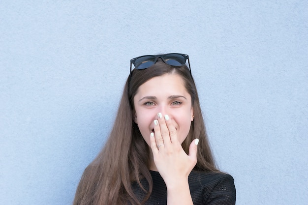 Sesión de fotos emocional de mujer joven