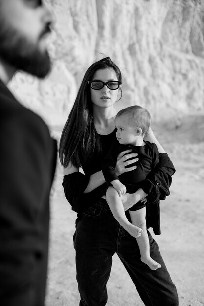 Sesión de fotos familiar en la naturaleza concepto de infancia feliz para los niños Problemas y dificultades de criar niños y la alegría del cuidado y la paternidad de una familia joven